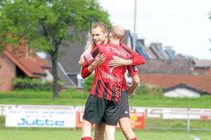 Marcel Voß (l.) bedankt sich nach seinem 2:0 bei Patrick Drees für dessen Vorlage. Der Union-Kapitän erzielte zwei Tore und bereitete drei vor. Foto: rau