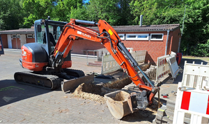 Die Vorarbeiten für Sanierung und Erweiterung der Umkleiden am Stadion haben begonnen. Foto: Peter Werth | WN