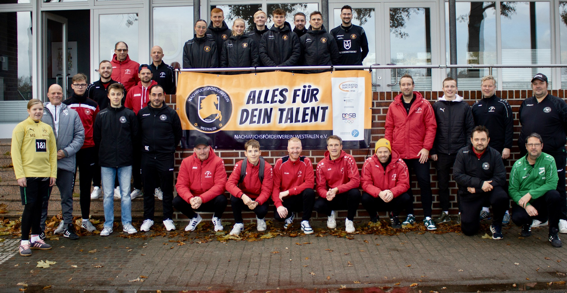 Insgesamt 29 engagierte Trainer aus der Region nahmen an der Veranstaltung teil. Die Teilnehmer kamen von verschiedenen Vereinen der Region, darunter Union Lüdinghausen, PSV Bork, Teutonia Waltrop und SuS Olfen. 