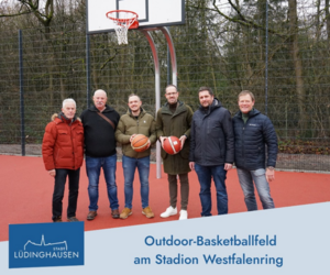 Freuen sich über den Basketballplatz (v.l.n.r.): Michael Schnaase (Vorsitzender Union Lüdinghausen), Klaus und Hendrik Bücker von der Basketballabteilung, Bürgermeister Ansgar Mertens, Fachbereichsleiter Daniel Ackermann und Magnus Nibbenhagen von der Stadtverwaltung