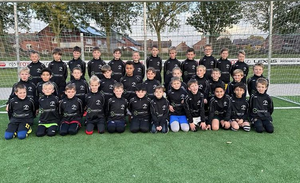 Freuen sich über ihre neuen Wintershirts. Union Youngster aus Lüdinghausen