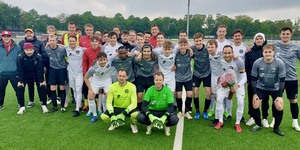 Glückwunsch Arminia! Auf dem Foto beide Teams vor dem Anpfiff. 