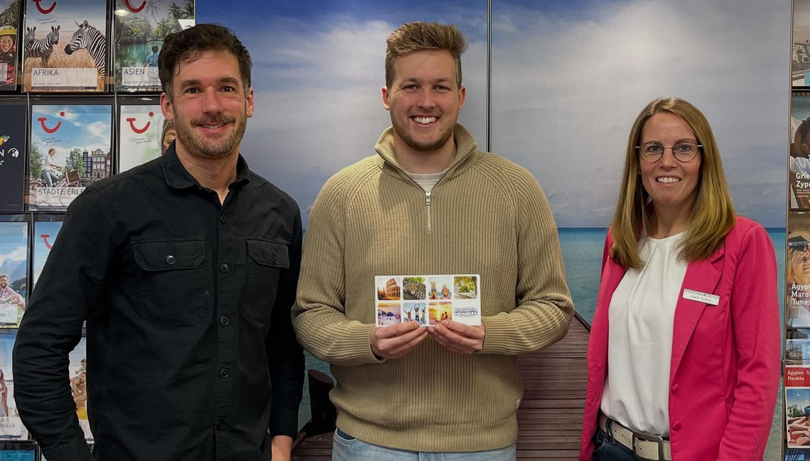 Den Reisegutschein im Wert von 1.000 Euro, überreichten Stefan Wiemann, Geschäftsführer von Lüdinghausen Marketing, und Judith Suttrup von der Reiseagentur Meimberg 