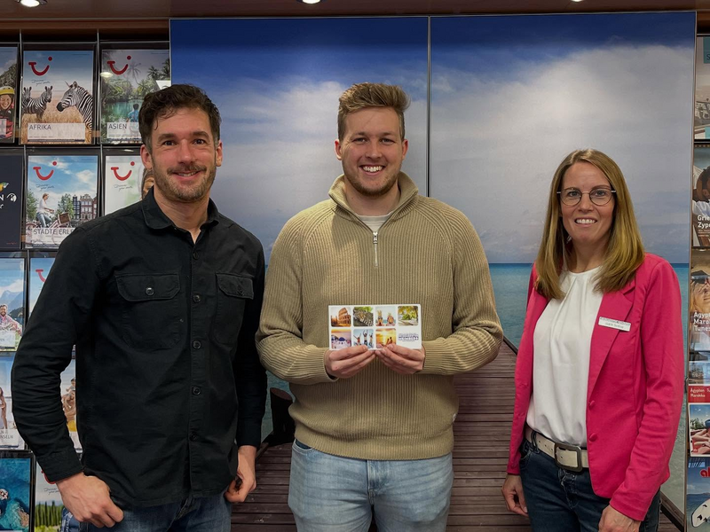 Den Reisegutschein im Wert von 1.000 Euro, überreichten Stefan Wiemann, Geschäftsführer von Lüdinghausen Marketing, und Judith Suttrup von der Reiseagentur Meimberg 