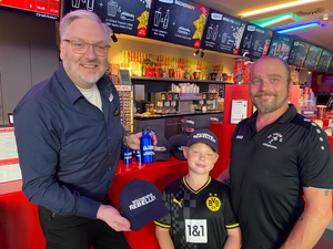 Steffen Wietek (li) ,Leiter des CineMotion Lüdinghausen, mit einer tollen Überraschung 