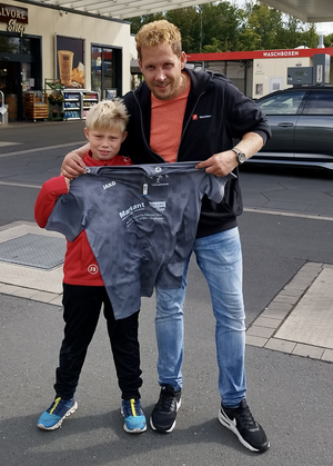 F1 Torhüter Jayden empfängt stolz das "Schnapper" - Trikot von Sponsor Sebastian Hesse (Markant) 