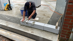 Die ersten Steine für den Kabinenneubau wurden gesetzt