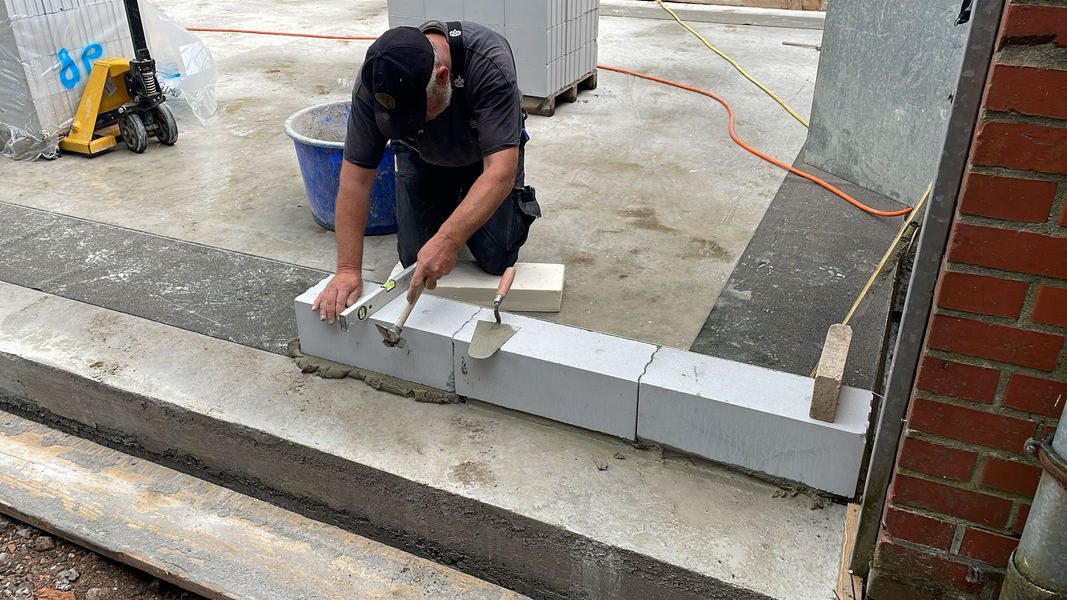 Die ersten Steine für den Kabinenneubau wurden gesetzt