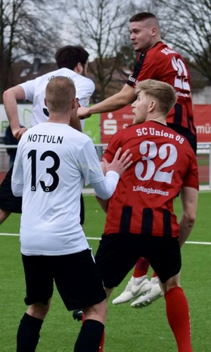 Trifft in dieser Szene nach einem Eckball per Kopf zum zwischenzeitlichen 3:1: Lüdinghausens Goalgetter Nils Husken (r.). Foto: Leon Sicking 