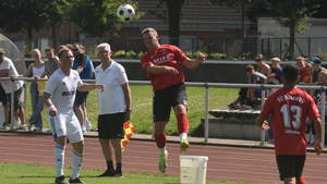 Unionist Daniel Ulrich verhindert in dieser Szene, dass der Ball ins Seitenaus geht. Foto: Christian Besse