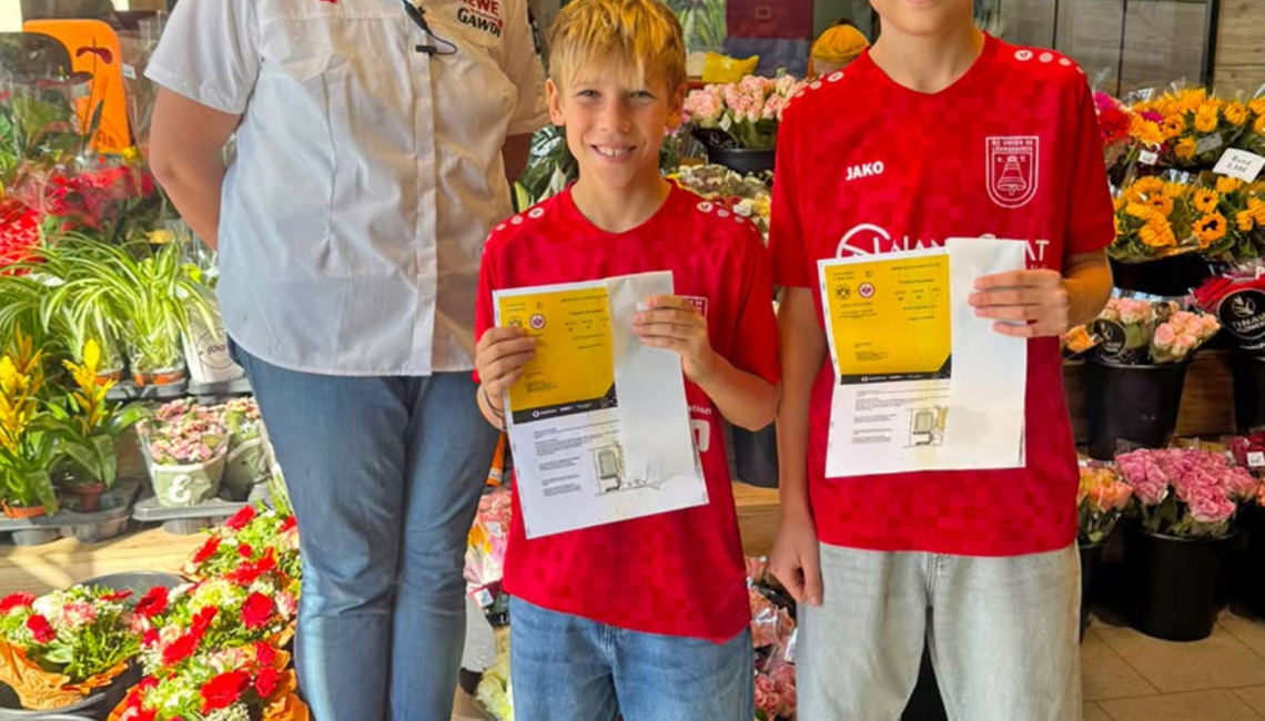 Glückwunsch Jungs! Die Losfee hat die Karten gezogen. Die ersten von zwei BVB-Eintrittskarten-Paketen wurden an die Gewinner übergeben.