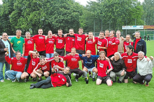 Bezirksligameister wird 2005 Union Lüdinghausen: Markus Bohr (h.v.l.), Andreas Weber, Dr. Frank Zurwonne, Tobias Albrink, Jens Gückel, Thorsten Janning, Marco Vogel, Christoph Wisse, Sascha Kirchhof, Michael Jung, Christian Brox, Emil Schwick, Stefan Pougin, Pawel Grondei, Walter Möllerfeld; Tobias Höning (v.v.l.), Thorsten Albers, Freddy Nolte, Rene Moltrecht, Max Frömbsdorff, Thorsten Zastrow, Torsten Schnaase, Werner Langenkämper, Ralf Bülskämper, Dieter Püyn und Sherim Kabashi (liegend vorne). Foto: Jochen Sänger