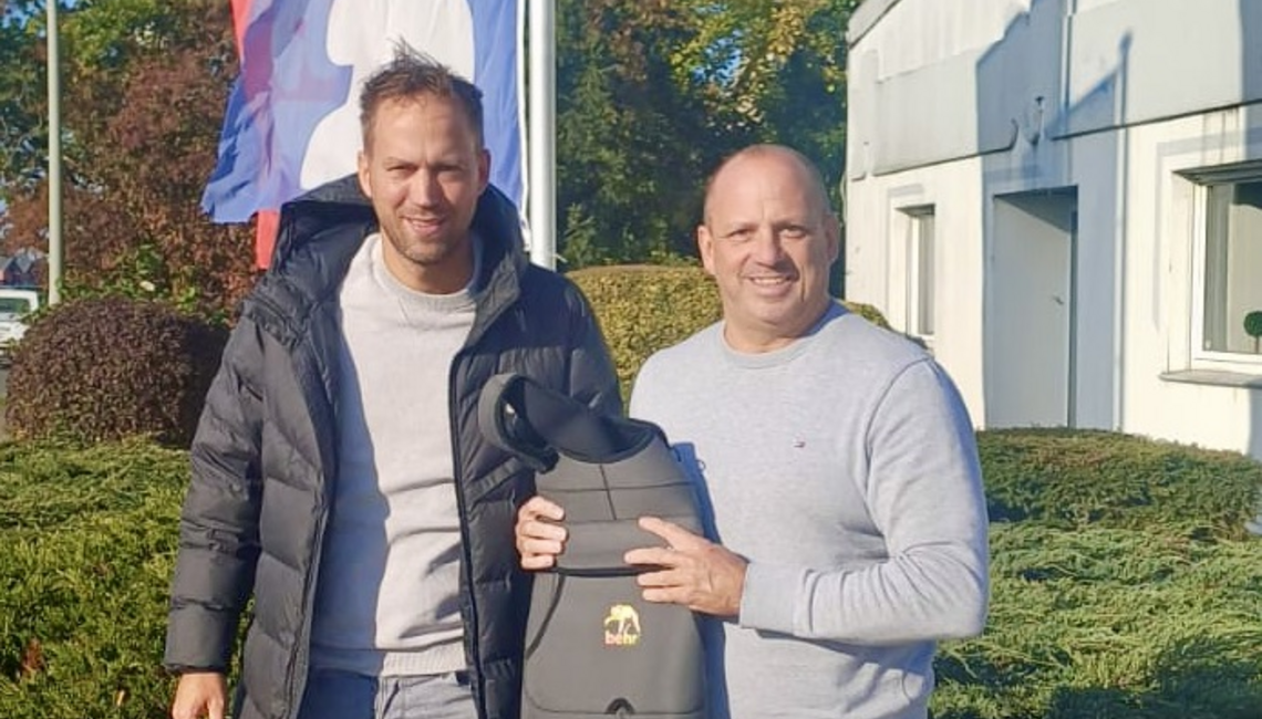 Hendrik Brüggemann (Askari) li. und Abteilungsleiter Fußball Markus Bohr