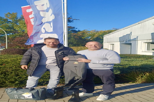 Hendrik Brüggemann (Askari) li. und Abteilungsleiter Fußball Markus Bohr