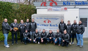 Union`s Jugendtrainerdelegation nimmt die Regenjacken in Empfang. Daniel Schürmann und Sponsor Werner Koch (li). Rechts daneben: Jugendleiter Wolfgang Raabe. 