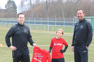 Union-Youngster freut sich über den schicken Pulli, den ihm die Trainer Frank Fey und Marcel Merg (r.) überreichen. Foto: flo | WN