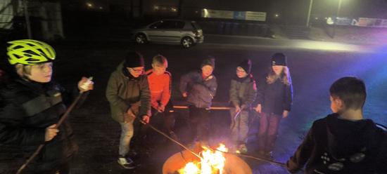 F1 Union Lüdinghausen Feuerkessel mit Stockbrot und Marshmallows