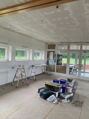 Die Bretter unter der Decke sind schon verschwunden – mit den Rigips-Platten wird der Raum erheblich heller.  Foto: Markus Kleymann