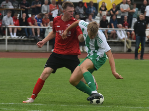 Kampf um den Ball: Unionist Paul Brüning (l.) gegen Schöppingens Steffen Lausemann Foto: Christian Besse | WN