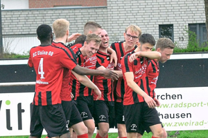 Miguel Schürmann (M.) wird nach seinem Treffer zum 3:2 von den Kollegen geherzt. Foto: flo | WN 