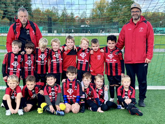„Kinderfestival“ in der Kreisstadt - Coach Wolfgang Raabe hat wohl `ne Fliege verschluckt ... :-)