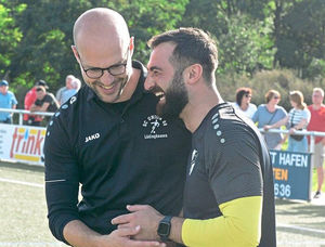 8-Trainer Yannick Gieseler (l.), hier mit Fortuna-Coach Artur Nazarenus, wäre wohl auch im Ortsderby auf Fairplay bedacht. [Foto: WN] 