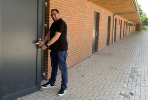 Daniel Ackermann, zuständiger Fachbereichsleiter bei der Stadt Lüdinghausen, freut sich über den neuen Kabinentrakt, der jetzt fertiggestellt ist. Foto: Markus Kleymann | WN