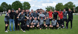 Union hat die Schale: 08-Kapitän Lennart Pinnekämper präsentiert die Meistertrophäe. Foto: Leon Sicking | Westfälische Nachrichten 