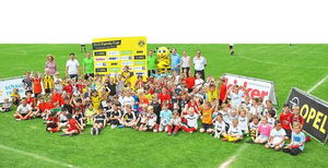Gemeinsam mit BVB-Maskottchen „Emma“ versammelten sich die jungen Kicker zum Gruppenfoto auf dem Rasengrün. Gespielt wurde in 19 Familienteams mit bis zu 15 Mitgliedern Foto: miro