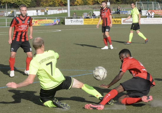 Mit 4:1 gewann Union Lüdinghausen das Stadtderby in Seppenrade – hier kämpfen Fortune Lukas Gudorf (7) um Jean Emmanuel Itoua um den Ball. (Foto: Florian Levenig)