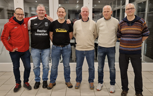 Auf der Mitgliederversammlung der Alt-Herren-Kicker des SC Union Lüdinghausen wurde der Vorstand bestätigt.Daniel Drees (3.v.r.) bleibt Abteilungsleiter und Ü32/U40-Obmann, Ingo Witschenbach (2.v.r.) Ü50-Chef und Oli Kautz (m.) deren Stellvertreter. Um die Finanzen kümmert sich Jörg Sperling (r.), Schriftführer bleibt Georg Naber (l.). 