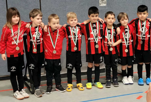 Union`s Youngster zeigen stolz ihre gewonnenen Medaillen 