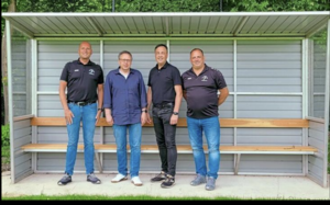 Im Trainerhäuschen: Daniel Schürmann (l.) und Markus Bohr (r.) von Union Lüdinghausen bedankten sich bei Oliver Lehmann (2.v.l.) und Christoph Schlarmann von der Bürgerstiftung. Foto: Merle Blickmann