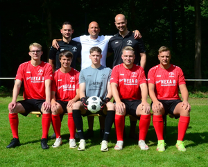 Yannick Gieseler (h.v.r.) und Daniel Schürmann hießen am Wochenende die Neuzugänge Jonas Goßling, Moritz Ruprecht (v.v.l.), Max Radke, Max Schürf (erstes Seniorenjahr), René Schürmann (seit Anfang 2024 im Kader) und Daniel Ulrich willkommen. Foto: flo | Westfälische Nachrichten