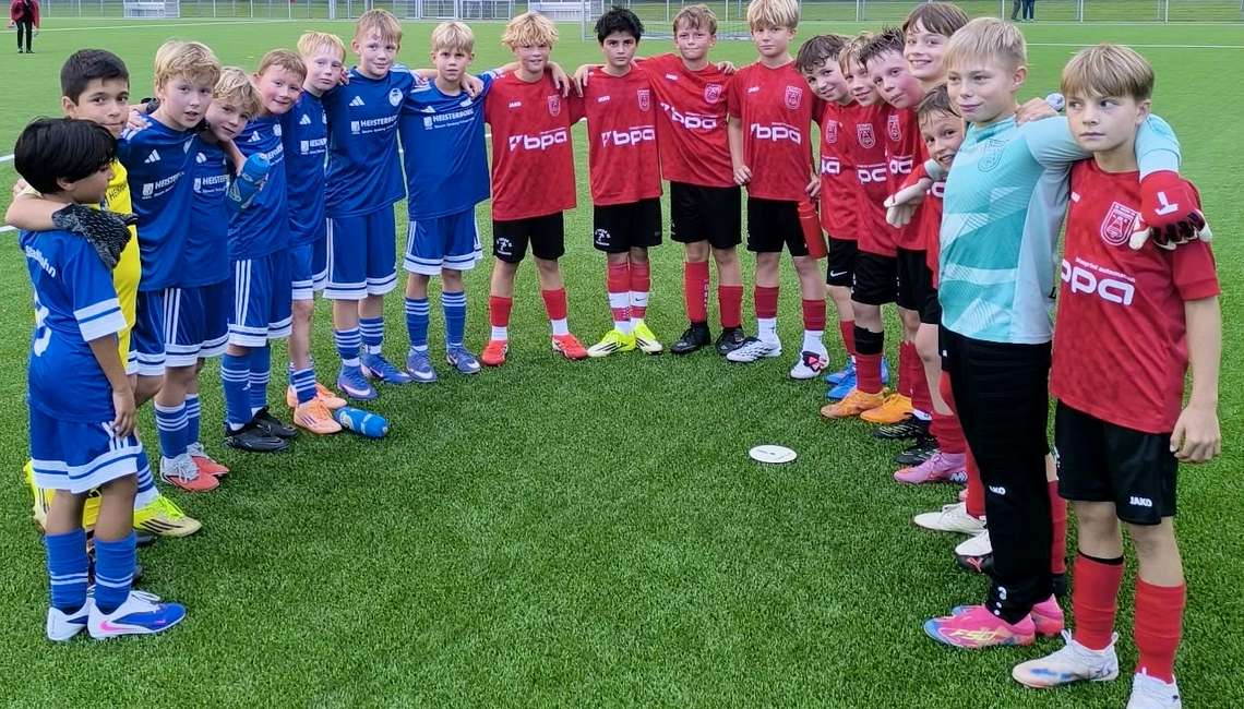 Das gemeinsame Mannschaftsfoto nach dem Schlusspfiff zeigt, was den Jugendfußball ausmacht: Harter Kampf auf dem Platz, aber voller Respekt füreinander. 