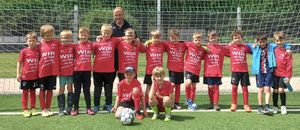 Zum Abschluss gab es dann noch ein Abschiedsgeschenk für unseren Torwart, der ab der nächsten Saison in der E Jugend spielen wird. (Vorne links im Bild)