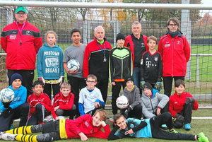 Jugendfußball für alle interessierten Kinder (hier die D3) – dafür steht Union-Jugendleiter Wolfgang Raabe (hinten 3.v.r.). Foto: Bastian Becker | WN