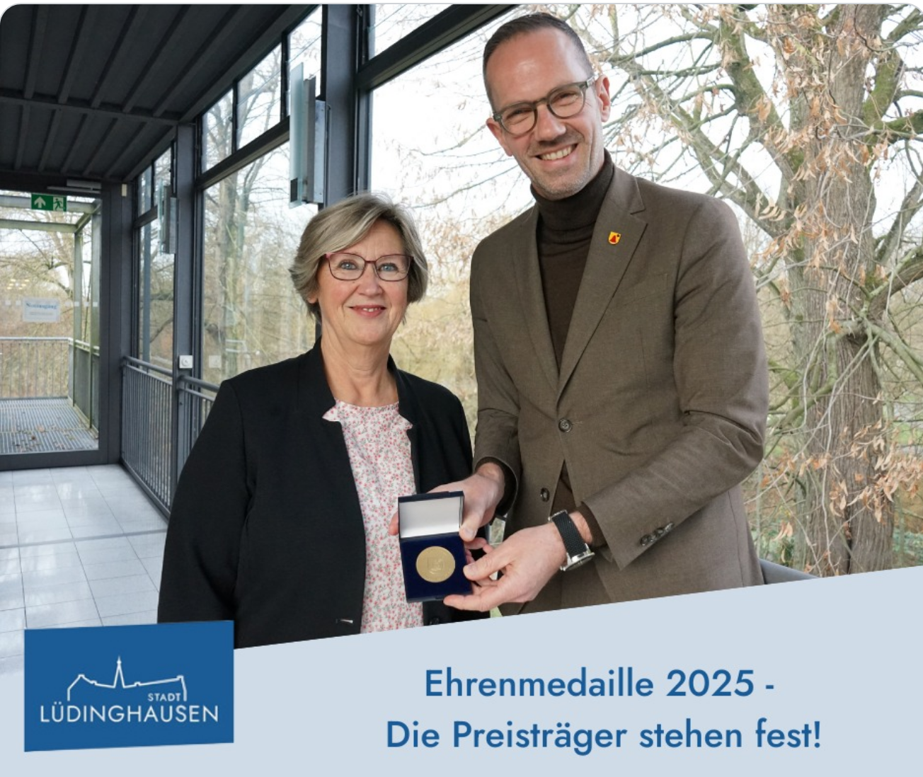 Bürgermeister Ansgar Mertens und Ehrenamtsbeauftragte Dagmar Stein zeigen die Ehrenmedaille der Stadt Lüdinghausen, die am 10. Januar verliehen wird. (C) Stadt Lüdinghausen 