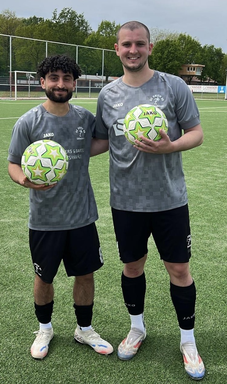 Men of the Match: Der Aufstieg von Schalke 04 beflügelt: 04 Treffer für den Heimsieg durch Nils Weimer (re). Ebenfalls in Torlaune. Najar Khalaf (li) mit drei Treffern.