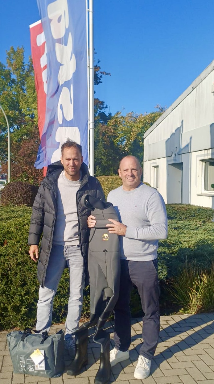 Hendrik Brüggemann (Askari) li. und Abteilungsleiter Fußball Markus Bohr