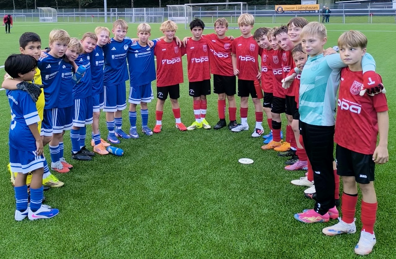 Das gemeinsame Mannschaftsfoto nach dem Schlusspfiff zeigt, was den Jugendfußball ausmacht: Harter Kampf auf dem Platz, aber voller Respekt füreinander. 