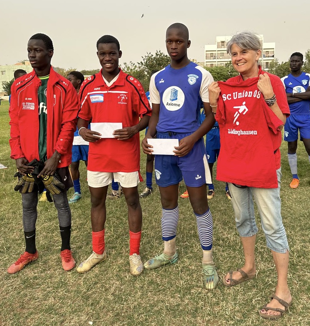 Im Rahmen eines Stadtteil-Fußballturniers in Thiès , das Hilfe für Senegal organisiert hatte, wurden gespendete Trikots an die Mannschaften übergeben.